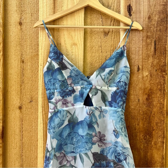 Blue and Violet Floral Organza Keyhole A-Line Maxi Dress 🌿 - Picture 3 of 10